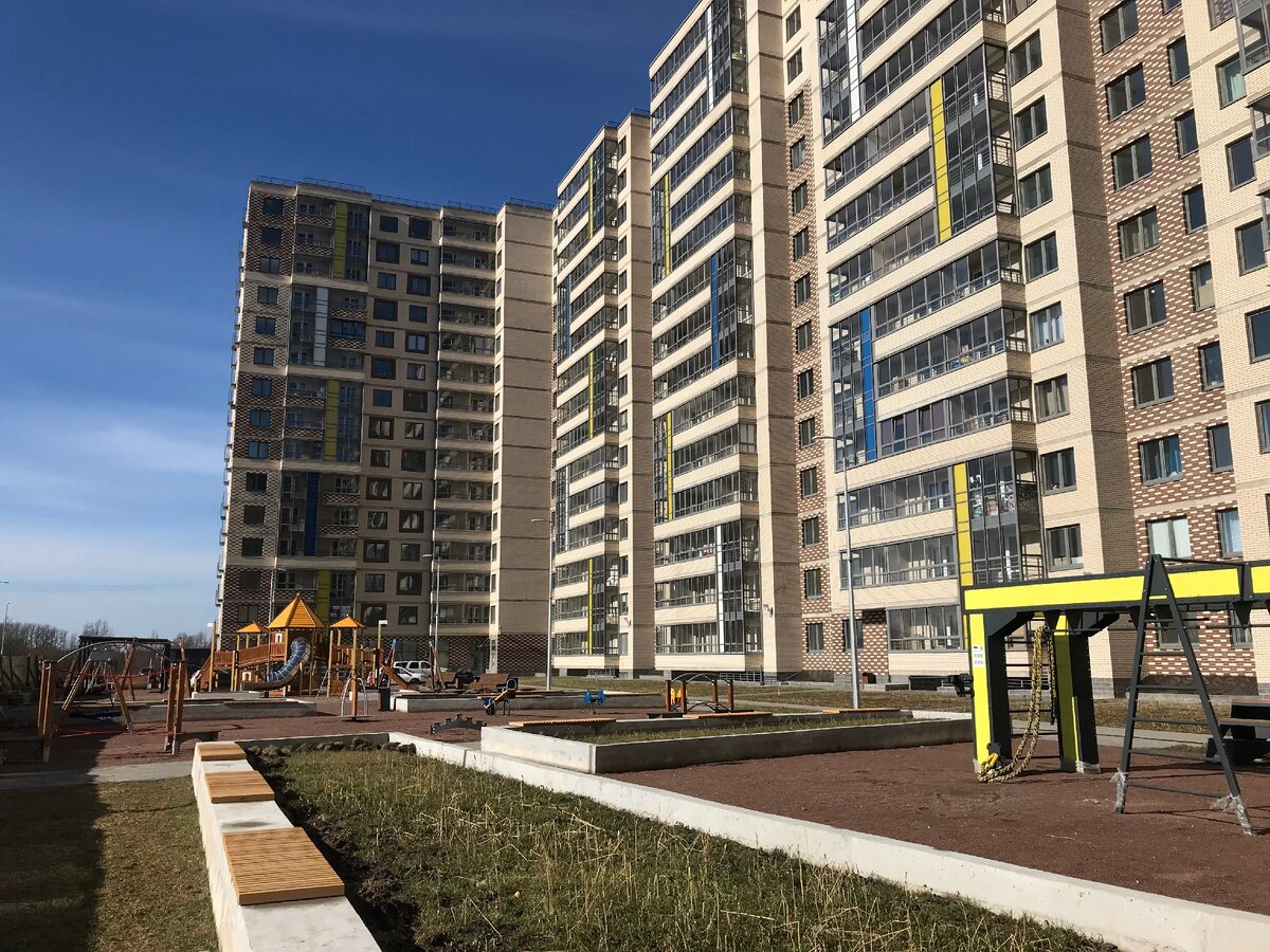 Двор ЦДС Московский и ход строительства третьего корпуса комплекса