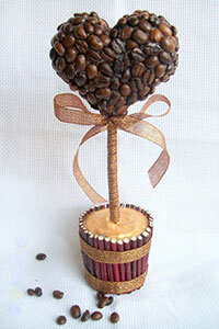 Задекорируем кофейными зёрнами банку с кофе в подарок просто и интересно.