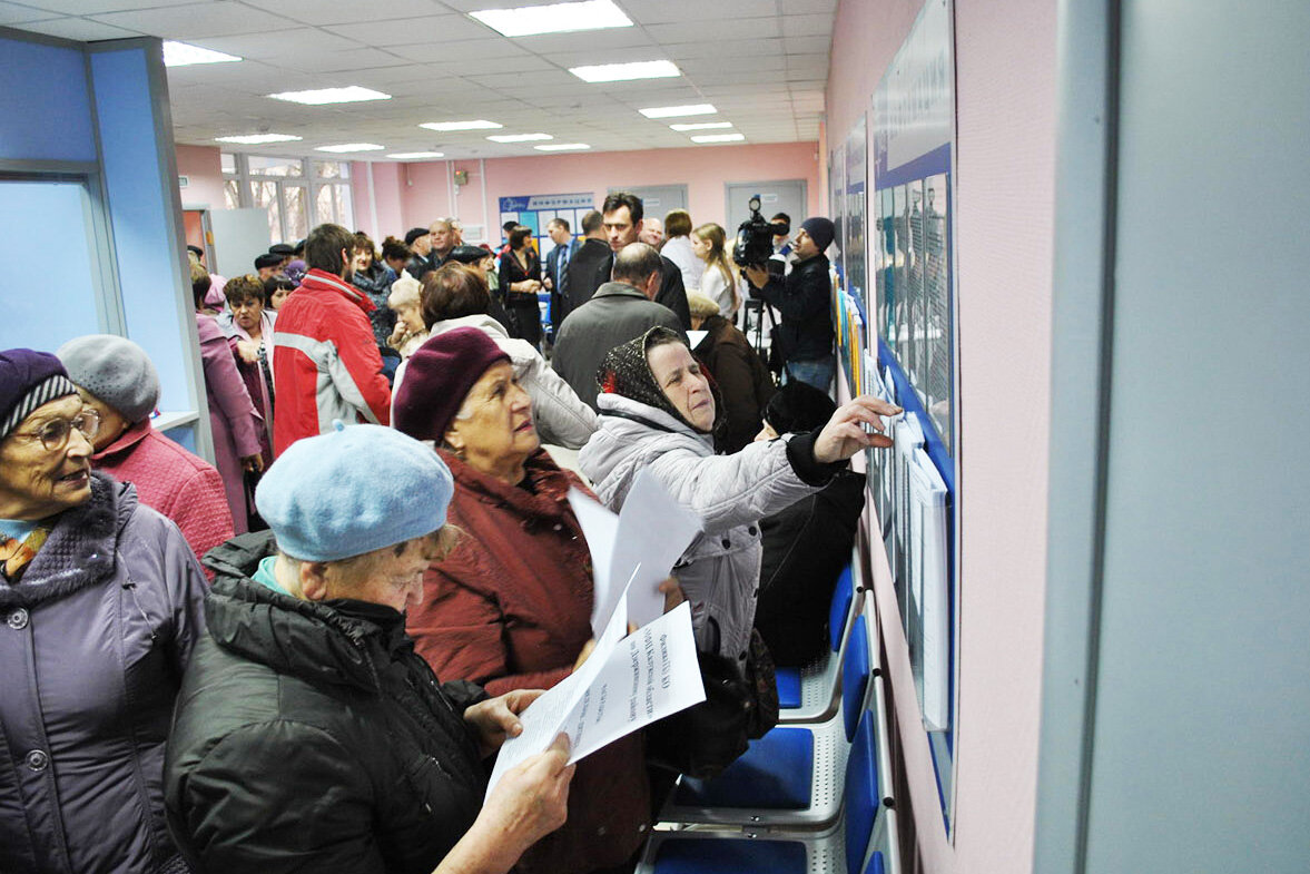 старики в очереди. соцзащита очередь. очереди в отдел соцзащиты. соцзащита очередь. соцзащита чита недорезова 30.
