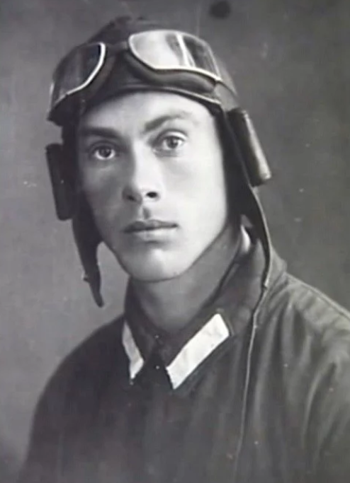 110 лет назад, 6 мая 1907 года, родился советский военный лётчик, герой Великой Отечественной войны Николай Гастелло. Его «огненный таран» 26 июня 1941 года, когда летчик, сидя за штурвалом подбитого немцами самолета, направил его прямо на колонну вражеской техники, стал символом храбрости и готовности погибнуть за свою Родину. 


Подвиг Н. Ф. Гастелло стал одним из самых известных в истории Великой Отечественной войны, а фамилия Гастелло — нарицательной. «Гастелловцами» стали называть лётчиков, совершивших «огненный таран». Всего за период Великой Отечественной войны было совершено 595 «классических» воздушных таранов (самолётом самолёта), 506 таранов самолётом наземной цели, 16 морских таранов (в это число могут входить и тараны морскими лётчиками надводных и береговых целей противника) и 160 танковых таранов. Встречаются и другие цифры.

Происхождение

Николай Францевич Гастелло родился 23 апреля (6 мая) 1907 года в Москве, в рабочем районе Пресня. Его отец - Франц Павлович Гастелло, белорус по происхождению (по другой версии – русский немец), выходец из бедной крестьянской семьи, приехал в Москву в 1900 г. из села Плужины Новогрудского уезда Минской губернии в поисках заработка и лучшей доли. Он варил металл в специальных печах-вагранках (рабочий-вагранщик) в литейных мастерских на железной дороге. Работа эта была физически крайне тяжёлой, но и оплачивалась хорошо. Мать — Анастасия Семёновна Кутузова, русская по происхождению, была белошвейкой. Первым ребёнком в рабочей семье стал Николай, его сестра Нина родилась в 1912 году, а брат Виктор — в 1913 г. (погиб в сентябре 1942 г.).

В 1915-1918 гг. Николай Гастелло учился в 3-м Сокольническом городском мужском училище имени А. С. Пушкина. В 1918 году из-за голода в составе группы школьников-москвичей был эвакуирован в Башкирию, но в следующем году вернулся в Москву и в своё училище, где проучился до 1921 г. Трудовую деятельность Николай Гастелло начал в 1923 г., став учеником столяра. В 1924 году семья Гастелло переехала в Муром, где Николай поступил рабочим на Паровозостроительный завод им. Ф. Э. Дзержинского, на котором работал и его отец. В 1928 году вступил в ВКП(б). В 1930 году семья Гастелло вернулась в Москву, и Николай поступил на работу в Первый государственный механический завод строительных машин имени 1-го Мая.

Служба

В мае 1932 призван в Красную Армию. Отправлен на учёбу в авиационную школу лётчиков в город Луганск. Учился в 11-й военной авиационной школе пилотов имени Пролетариата Донбасса. Впервые поднялся в небо на самолёте У-2. Затем летал на боевых самолётах — Р-1 и И-5. В декабре 1933 г. состоялся выпуск Школы военных пилотов. Николай мастерски пилотировал истребитель И-5, но к удивлению командования выпускник попросил направить его для прохождения службы в бомбардировочную авиацию. «Моя мечта — тяжёлая авиация, большие корабли», — говорил он. И просьба его была удовлетворена. В 1933-1938 гг. служил в 82-й тяжелобомбардировочной эскадрилье 21-й тяжелобомбардировочной авиационной бригады, базирующейся в Ростове-на-Дону. Начав летать вторым пилотом на бомбардировщике ТБ-3, Николай Гастелло с ноября 1934 года уже самостоятельно пилотировал самолёт.

В 1938 году в результате реорганизации части Н. Гастелло оказался в 1-м тяжелобомбардировочном авиаполку (ТБАП). В мае 1939 года он стал командиром звена, а через год с небольшим — заместителем командира эскадрильи. В 1939 году участвовал в боях на Халхин-Голе в составе 150-го скоростного бомбардировочного авиационного полка, которому была придана эскадрилья 1-го ТБАП. Приходилось больше заниматься транспортными перевозками войск на Халхин-Гол, техники, вооружений, боеприпасов, продовольствия, вывозить в Читу раненных. Это был тяжелый труд, по 12-16 часов в сутки длилась работа. В перерывах лётчики спали прямо в кабинах своих самолётов или на траве под крылом. Помимо транспортных, были и боевые вылеты.

Николай Гастелло участвовал в советско-финской войне и операции по присоединению Бессарабии и Северной Буковины к СССР. Основная задача перед летчиками на Карельском перешейке состояла в том, чтобы непосредственно поддерживать наступление наших войск бомбовыми ударами с воздуха, помочь прорвать линию Маннергейма. Авиация сыграла большую роль в прорыве вражеских укреплений. Бомбардировщики ТБ-3 шли на низкой высоте над передним краем врага и с ювелирной точностью на расстоянии всего лишь в 500-700 метров от наших войск наносили прицельные бомбовые удары по укреплениям финнов, ломая и взрывая вражеские доты и дзоты. Сразу же после авиационного удара наша пехота шла вперёд и занимала разрушенные укрепления врага, пока противник ещё не успевал опомниться. Это была очень опасная операция: она больше подходила не для тяжёлых, а для фронтовых скоростных штурмовиков, но дело в том, что необходимо было сбрасывать тяжелые бомбы, чтобы проломить и взорвать сильные укрепления врага.

Осенью 1940 года авиационная часть перебазируется к западным границам, в город Великие Луки, а затем — в авиагородок Боровское под Смоленском. В 1940 году Н. Ф. Гастелло присвоено звание капитана. Весной 1941 года Николай Гастелло, пройдя соответствующую переподготовку, освоил самолёт ДБ-3ф.

Начало Великой Отечественной войны он встретил командиром 4-й эскадрильи 207-го ДБАП 3-го дальнебомбардировочного авиакорпуса, затем командовал 2-й эскадрильей этой же части. Ранним утром 24 июня 1941 г., когда на аэродроме Боровское инженеры, техники и младшие авиаспециалисты напряженно готовили свои бомбардировщики к выполнению боевого задания, послышался пронзительный вой сирены. Возле аэродрома пролетел одиночный бомбардировщик Ю-88, который совершал разведку в направлении на Смоленск. Через несколько минут вражеский бомбардировщик появился с противоположного направления и, пролетая вблизи аэродрома, открыл с малой высоты пулеметный огонь изо всех своих огневых установок по нашим самолетам. Командир 4-й эскадрильи капитан Николай Францевич Гастелло отважно бросился к бомбардировщику, вскочил на верхнюю турельную установку и длинной пулеметной очередью ударил по штурмовавшему аэродром врагу. Подбитый «юнкерс» вынужден был пойти на снижение и приземлился на колхозном поле.

Немецких летчиков поймали. Пленный немецкий летчик потом заявил, что его очень удивил такой неожиданный оборот дела: «Я много летал над Францией, Бельгией, Голландией, Норвегией. Стоило там появиться немецкому самолету, как все разбегались в разные стороны. А ваши летчики даже с земли ведут по нас огонь. У вас не только солдаты, но местные крестьяне и крестьянки бросились на нас с дубьем. Непонятная страна, непонятная война...».

Подвиг

За боевую инициативу, проявленную при отражении налета немецкой авиации на наш аэродром, и сбитый вражеский бомбардировщик командование авиадивизии представило капитана Николая Францевича Гастелло к правительственной награде. Но еще не успели документы оформить, как летчик совершил новый, поистине бессмертный подвиг, навеки прославив своё имя.

На третий день войны 207-й полк вылетел на очередное боевое задание в полном составе. Он бомбил наступающие войска противника в районе Пружаны-Кобрин. Полк точно отбомбился, но потерял десять самолётов. Самолёт капитана Гастелло был тоже подбит, тяжело ранен штурман. Гастелло дотянул до аэродрома и посадил подбитую машину. На четвёртый день войны самолёт ремонтировался, но капитан Гастелло летал на другом самолёте, бомбил Виленский аэродром противника. На пятый день войны, 26 июня, капитан Гастелло получил приказ на боевой вылет звеном — нанести бомбовый удар по войска противника, идущим от Вильно к Минску.

Вылет произвели во второй половине дня. В паре с капитаном Гастелло летел экипаж старшего лейтенанта Фёдора Воробьёва. Он и описал всё случившиеся. Шли на высоте 1000 метров. Через час с небольшим звено обнаружило южнее Радошковичей большую вражескую моторизованную колонну. Гастелло выбрал наибольшее скопление заправлявшихся немецких танков, автомашин и атаковал врага. Штурман Анатолий Бурденюк точно положил авиабомбы в цель. Командир эскадрильи делает второй, третий заход, воздушный стрелок-радист старший сержант Алексей Калинин и занявший место люкового стрелка адъютант эскадрильи (начальник штаба) лейтенант Григорий Скоробогатый обстреливают разбегающихся немцев.

Уходя от цели, с разворотом на солнце, Воробьёв заметил дым, идущий из самолёта Гастелло. Объятый пламенем самолёт кренился вправо, но Гастелло сумел выровнять машину и подал сигнал Воробьёву возвращаться на базу. Заместитель командира эскадрильи старший лейтенант Федор Воробьев и штурман лейтенант Анатолий Рыбас и стали свидетелями подвига экипажа Гастелло. На их глазах самолет, объятый пламенем, развернулся на скопление немецких танков и автомашин, перешёл в пикирование и врезался в гущу неприятельской техники. До последнего момента из пылающего самолета вели огонь по противнику лейтенанты А. А. Бурденюк, Г. Н. Скоробогатый и старший сержант А. А. Калинин. Они сражались до конца.

Как вспоминал командир авиакорпуса Н. С. Скрипко («По целям ближним и дальним»): «Когда командир 42-й дальнебомбардировочной авиадивизии полковник М. X. Борисенко доложил о героическом подвиге капитана Николая Гастелло, совершившего огненный таран, я приказал выслать самолет с фотоустановкой и сфотографировать с малой высоты место гибели экипажа. Буквально на другой день мы с бригадным комиссаром А. К. Одноволом держали в руках снимок, на котором отчетливо были видны воронка, образовавшаяся на месте удара самолета о землю, отброшенные при взрыве части корабля и много сгоревших вокруг фашистских танков и автомашин. Дорогой ценой заплатил враг за гибель легендарного экипажа Гастелло!

Я держал в руках снимок и думал, какая же огромная нравственная сила нужна человеку, чтобы пойти на такой жертвенный подвиг! Все летчики соединения были потрясены героической гибелью экипажа, испытывая одновременно глубокую печаль и гордость. Печаль оттого, что потеряли такого хорошего, душевного и отзывчивого летчика, как Николай Гастелло, членов его экипажа. А гордость — потому, что своим подвигом Гастелло и его экипаж продемонстрировали непревзойденный моральный дух, доблесть и боевые качества советского воина. Ничто, даже угроза смерти, не может заставить его покориться врагу. До последней минуты жизни он помнит о высоком долге перед Родиной и даже смертью своей утверждает победу!»

6 июля 1941 года в сообщении Советского информбюро, переданном по радио, вся страна узнала об огненном таране летчика. Ровно через месяц после совершения подвига, 26 июля, капитану Гастелло посмертно было присвоено звание Героя Советского Союза. Орденами Отечественной войны I степени Родина отметила членов героического экипажа — штурмана А. А. Бурденюка, воздушного стрелка-радиста А. А. Калинина, люкового стрелка Г. Н. Скоробогатого.

"Огненный таран" Николая Гастелло


Миф о первом «огненном таране»

Стоит отметить, что с подвигом экипажа Гастелло связано несколько мифов. Не ставя под сомнения и не преуменьшая значения подвига экипажа советского бомбардировщика, необходимо всё же помнить ряд исторических фактов. Так, долгое время считалось, что именно Николай Гастелло первым в истории авиации совершил такой подвиг. Поэтому и летчиков, которые атаковали вражескую технику в годы войны, и называли гастелловцами, оттого и большинство советских граждан знало, кто такой капитан Николай Гастелло. Но, как оказалось, Гастелло был не первым, и даже не вторым и не третьим летчиком, совершившим «огненный таран».

Первый в истории советской случай «огненного тарана» произошел 5 августа 1939 года на Дальнем Востоке в долине реки Халхин-Гол во время военного столкновения СССР и Монгольской Народной Республики с одной стороны и Японии и Маньчжоу-Го — с другой. В этот день батальонный комиссар 150-го бомбардировочного полка Михаил Анисимович Ююкин поднял в воздух свою машину для выполнения боевого задания. В момент бомбардировки вражеских позиций в самолет попал снаряд, который поджег правый мотор. Сбить пламя летчикам не удалось, и тогда командир принял свое последнее решение. Он приказал экипажу покинуть самолет и направил пылающую машину, полную бомб, на японский дзот. Как вспоминает единственный из членов экипажа, успевший покинуть кабину машины, штурман Александр Морковкин: «Я был уверен, что, даже теряя сознание в удушье пламени, батальонный комиссар Ююкин направит свою гибнущую, превратившуюся в факел машину в самый центр вражеских огневых точек. Так и произошло». В августе 1939 года за героизм и образцовое выполнение боевого задания Михаил Ююкин был награжден орденом Ленина, а члены его экипажа — старший лейтенант Александр Морковкин и старшина Петр Разбойников — были отмечены орденами Красного Знамени.

Подобный подвиг был совершен в 1940 году уже в ходе советско-финляндской войны. Тогда загоревшийся от попадания снаряда самолет капитана Константина Орлова был направлен в самую гущу вражеской пехоты и техники. Произошло это 11 марта 1940 года. А первый в истории Великой Отечественной войны таран наземной цели совершил командир звена 62-го штурмового авиаполка П. С. Чиркин 22 июня 1941 года. Он поднял машину в воздух с аэродрома у села Лисятичи для проведения воздушной разведки и попал под обстрел гитлеровцев. Когда машину П. Чиркина подбили, он направил ее на танковую колонну противника. 24 июня экипаж командира звена 33-го скоростного бомбардировочного полка старшего лейтенанта Григория Храпаря совершил еще один таран. В этот раз горящий самолет разрушил переправу близ города Броды. А 25 июня горящей машиной таранил немецкие танки капитан Авдеев. Очевидно, что таких случаев могло быть и больше, так как в условиях войны не все подвиги пилотов, закончивших жизнь в огне, могли быть зафиксированы и подтверждены.

Таким образом, подвиг Гастелло был далеко не первым. Однако именно подвиг экипажа Гастелло был взят за образец, и его использовала государственная пропаганда. В этом нет ничего плохого, это обычная практика военного времени. Примеры героизма и самопожертвования, подобные подвигу Гастелло, среди советских летчиков не были единичными случаями. По подсчетам военных исследователей, только в первый год войны зарегистрировано 152 подвига, когда последним оружием пилотов становился гибнущий самолет. Всего же за годы Великой Отечественной войны советские летчики совершали «огненные тараны» около 500 раз. В них участвовали 505 экипажей, среди которых первое место принадлежит экипажам бомбардировщиков, их число составляет 288. Более 800 человек во время Великой Отечественной войны стали героями «огненных таранов». Поэтому помня о подвиге экипажа Гастелло, не следует забывать, что ещё сотни летчиков достойны нашей памяти, уважения и благодарности.

Ещё один миф, созданный в художественных произведениях, это мнение, что Гастелло совершил таран, управляя истребителем. Данное заблуждение возникло из-за того, что в послевоенной художественной литературе главными героями авиации были лётчики-истребители. Был создан ряд произведений, например, пьеса «Гастелло» И. В. Штока, (1947 год), в которых Н. Ф. Гастелло совершил свой подвиг на истребителе.

Очернение

Долгое время у граждан СССР воздушный таран прочно ассоциировался с именем капитана Николая Гастелло. Однако когда началась «эпоха перемен» - разрушение СССР, советской цивилизации, её исторических символов, героев, попытались очернить и подвиг Гастелло.

В 1990-е годы появились публикации, в которых говорилось, что подвиг совершил экипаж А. С. Маслова. Капитан Маслов из той же части, что и Гастелло - командир 1-й авиационной эскадрильи 207-го дальнебомбардировочного авиационного полка 42-й дальнебомбардировочной авиационной дивизии 3-го авиационного корпуса дальней бомбардировочной авиации. И его экипаж также погиб 26 июня 1941 г., при нанесении удара по вражеской колонне на шоссе Молодечно — Радошковичи. Согласно одной из версий, Маслов также направил горящую машину на скопление вражеской техники на шоссе. Усилиями сторонников версии тарана Маслова он в 1992 году был удостоен ордена Отечественной войны I степени, а в 1996 году — звания «Герой России».

По мнению внука Героя Советского Союза, названного в честь деда - Николая Викторовича Гастелло, всё это «результат невежества и болезненных амбиций». В этот день в этом районе погибло 14 экипажей бомбардировщиков, которые атаковали врага без истребительного прикрытия, и все они были героями, до конца выполнявшими свой долг. У подвига Гастелло было два свидетеля — командир ведущего экипажа старший лейтенант Воробьев и штурман лейтенант Рыбас. Кроме того, отмечается, что сам факт обнаружения обломков бомбардировщика Маслова и останков его экипажа свидетельствует о том, что самолёт не врезался в колонну машин с горючим и боеприпасами, а упал на мягкий грунт. Самолёт Маслова не таранил ни механизированную колонну, так как упал в 180 метрах от дороги: машина врезалась в землю на «бреющем» полёте или Маслов попытался таранить вражескую колонну, но не сумел.