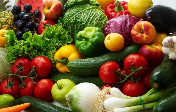 Многообразие продуктов, богатых витаминами.