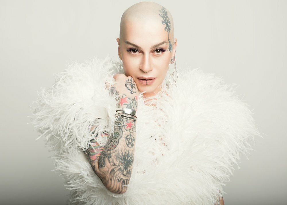 Когда в свое время Наргиз Закирова уходила от Максима Фадеева, все думали, что наконец-то она свободна, расправит крылья и полетит как настоящая рок-звезда! А Макс Фадеев тянул ее на дно своим жирным якорем.