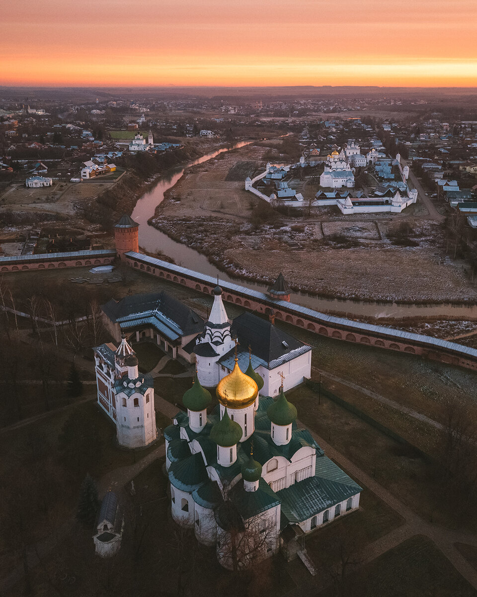 Монастыри Суздаля на закате