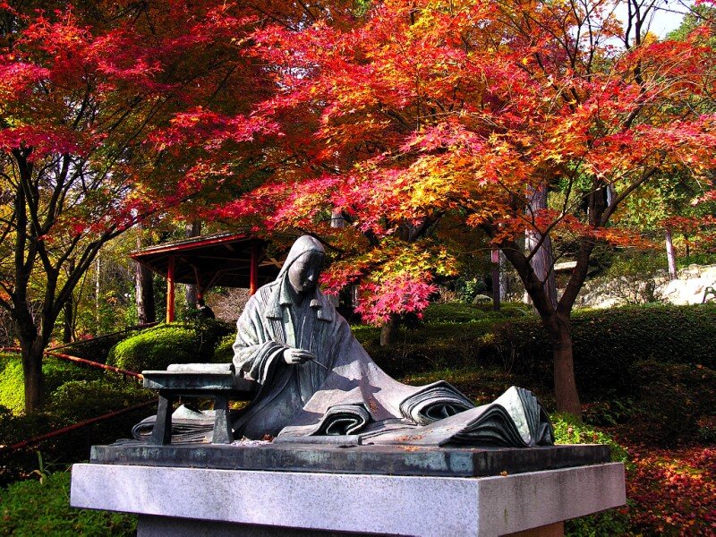 Памятник Мурасаки Сикибу в храме Исияма-дэра, взято с сайта: http://aoiro-remote.com/%E6%BB%8B%E8%B3%80%E3%83%91%E3%83%AF%E3%83%BC%E3%82%B9%E3%83%9D%E3%83%83%E3%83%88%E9%9C%8A%E8%A6%96