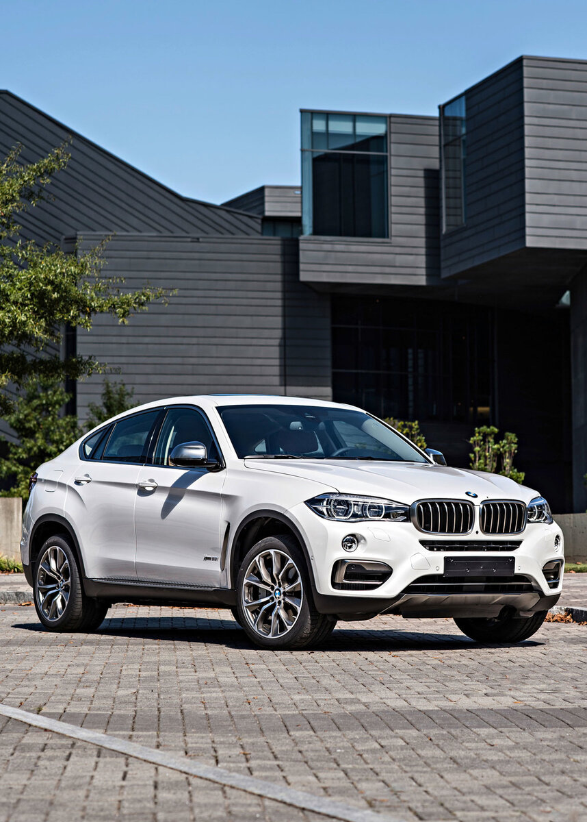 BMW X6 — среднеразмерный кроссовер, выпускаемый компанией BMW. Он сочетает в себе как признаки внедорожника (полный привод, большой дорожный просвет, большие колёса, тяговитый двигатель), так и признаки купе (сильный скос крыши в задней части автомобиля). Сама компания классифицирует данный автомобиль как Sports Activity Coupé (SAC) — спортивное купе для активного отдыха[1].

BMW X6
2015-bmw-x6.jpg
Общие данные
Производитель
BMW AG
Годы производства
2008 — настоящее время
Сборка
Соединённые Штаты АмерикиСпартанбург, Южная Каролина, США
РоссияКалининград, Россия
Класс
Среднеразмерный кроссовер, внедорожное купе
Дизайн
Тип кузова
5‑дв. SUV (4‑мест.)
Компоновка
переднемоторная, полноприводная
Колёсная формула
4 × 4
На рынке
Сегмент
J-сегмент