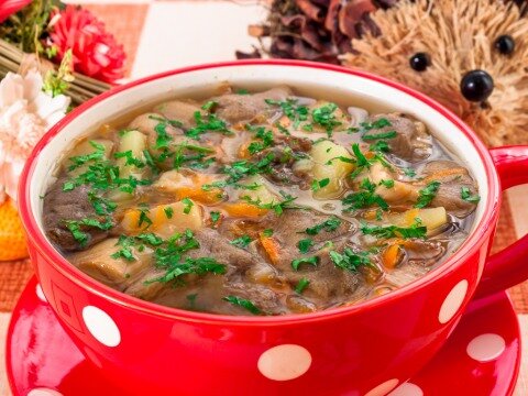 Этот суп особенно вкусен с белыми грибами (свежими или замороженными), но можно использовать любые грибы, по вкусу. Количество ингредиентов указано на четырехлитровую кастрюлю.
Ингредиенты
