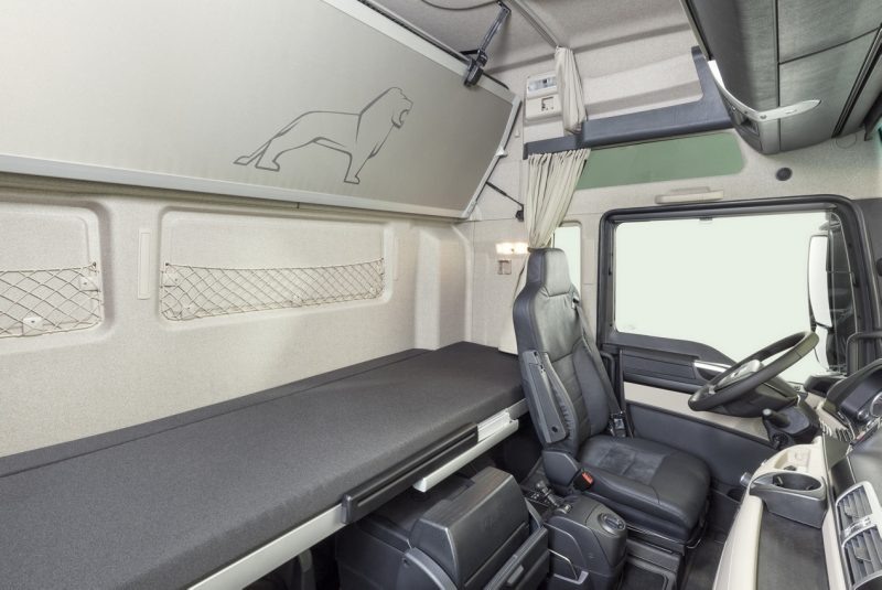 Кабина XXL имеет две спальные койки