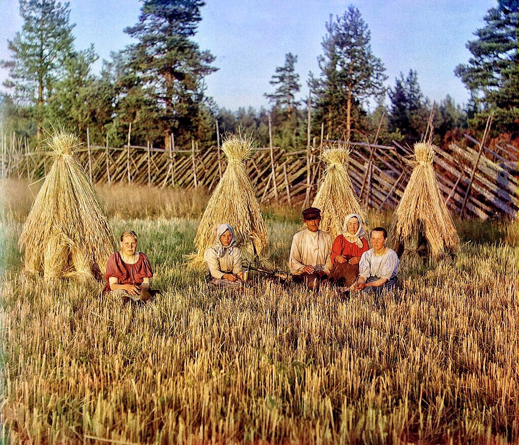 в русской деревне не было места злу, в жизни пропитанной трудом и заботами