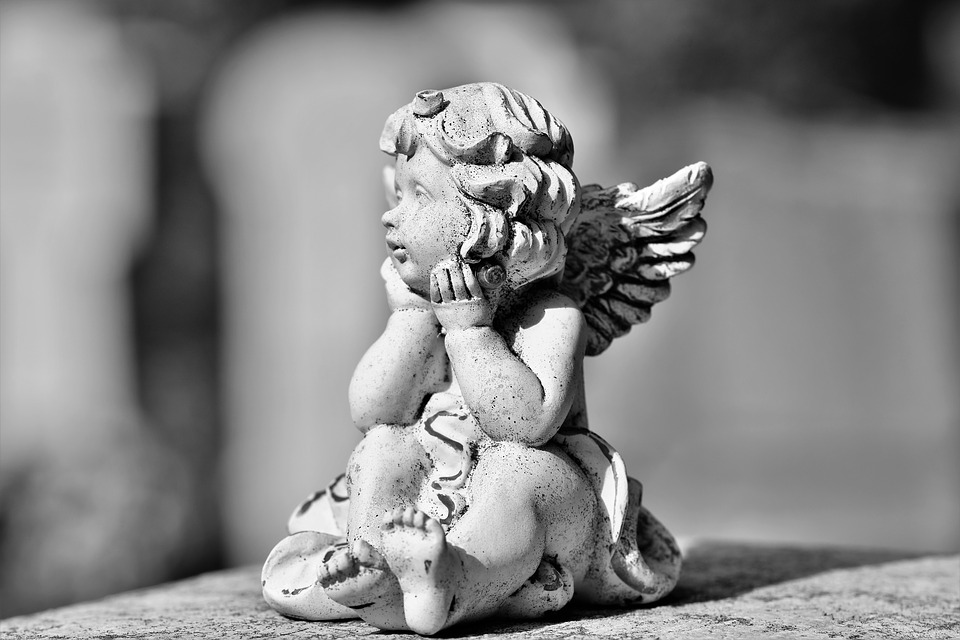 https://pixabay.com/photos/angel-angel-figure-sculpture-statue-3740392/