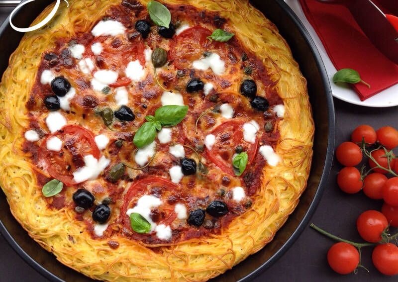 Пицца...М-м-м...При одном только слове уже текут слюнки. Сочная, ароматная, тающая во рту – она стала любимым лакомством детей и взрослых. Рецептов пиццы существует огромное множество: сырная, пикантная, грибная, сладкая. Но, несмотря на все многообразие, удивить гостей новым вкусом и исполнением можно с легкостью и в домашних условиях. Делимся с вами рецептом «ленивой» пиццы из спагетти, которую можно приготовить за 20 минут.
