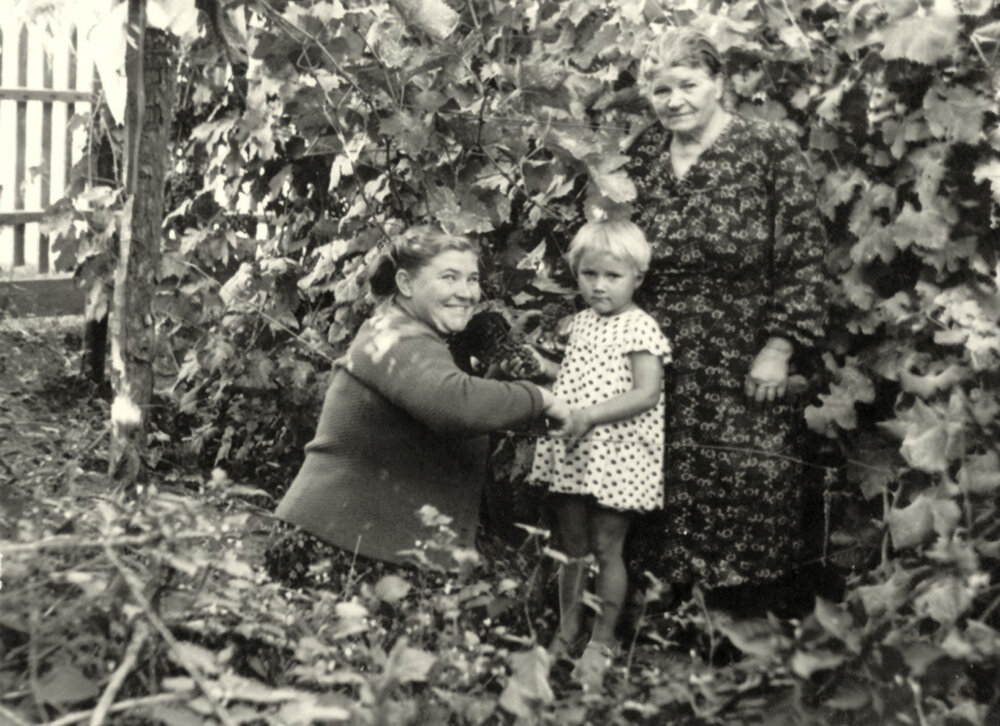 Т. Г. Золотоверх с дочерью Анной и внучкой Галей, конец 1950-х