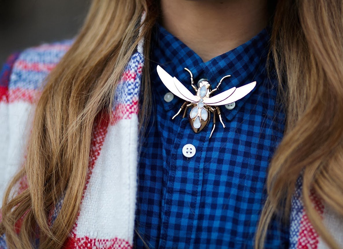 Пример, как можно носить брошь на воротнике рубашки. Картинка взята с просторов интернета.