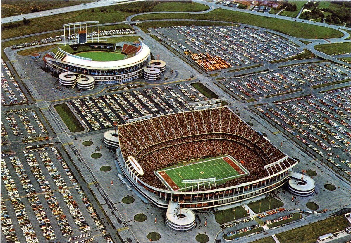 Спортивный комплекс «Truman в Канзас-Сити, построенный в 1973-м и состоящий из действующих стадионов: на ближнем плане «Arrowhead Stadium» команды НФЛ «Канзас-Сити Чифс», на дальнем – «Kauffman Stadium» команды МЛБ «Канзас-Сити Роялз»