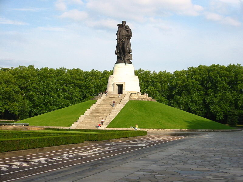 Монумент с памятником Воину-освободителю в Берлине