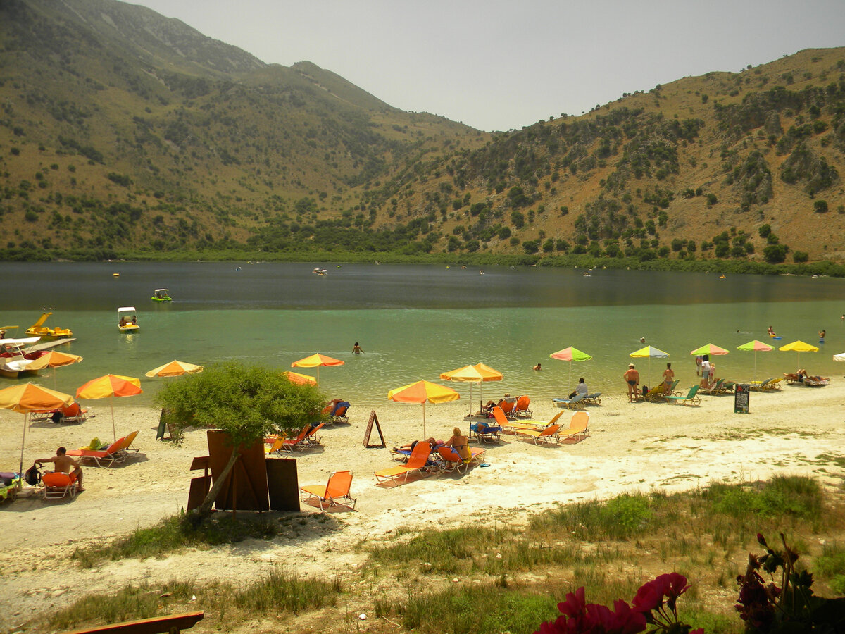 Как живут греки? Как обычно весело и почти беззаботно)