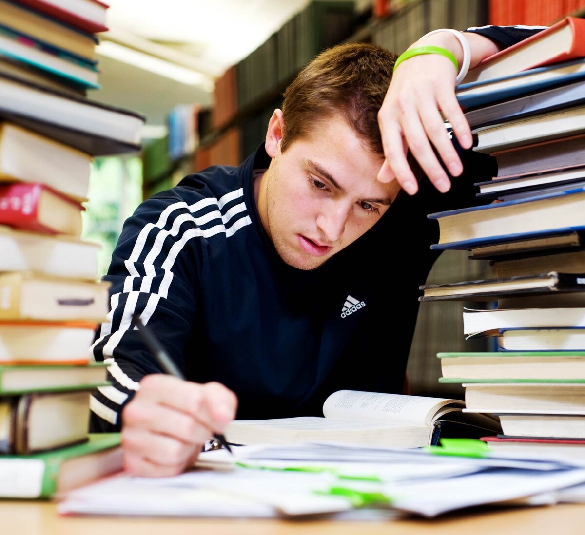 человек который быстро учится. человек устал. студент читает книгу. учеба. ученик старшеклассник.