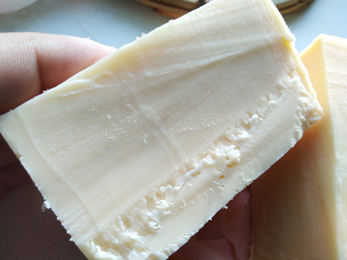 Сыр Эдам из магазина Магнит  в разрезе