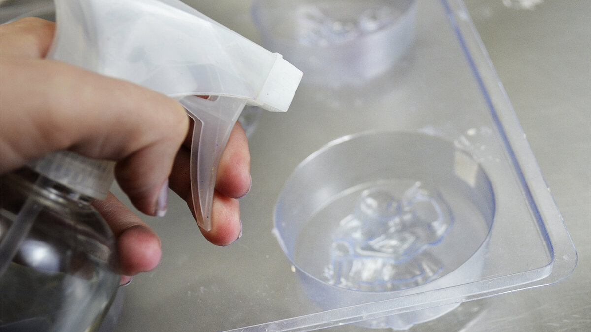 Перед использованием сбрызните пластиковый молд спиртом.