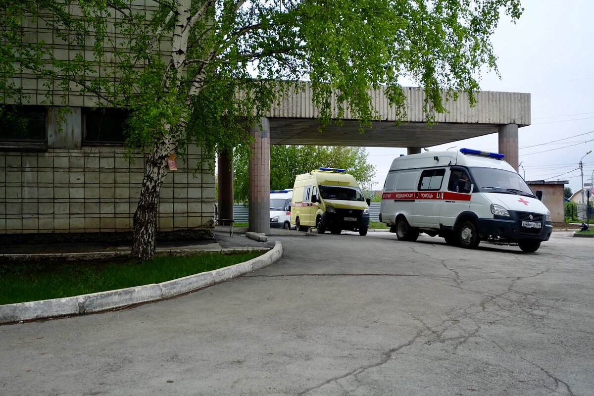 Машины скорой помощи у приемного отделения