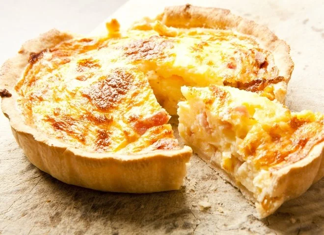 Открытый песочный пирог с капустой