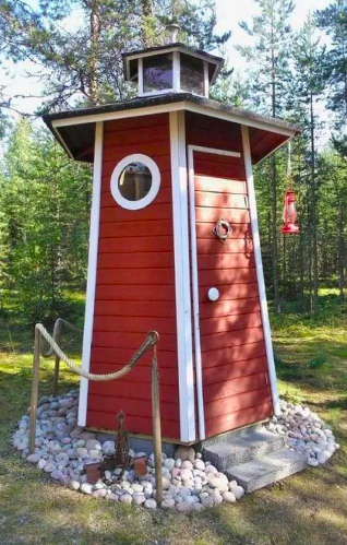 Дачные туалеты бывают и необычной формы