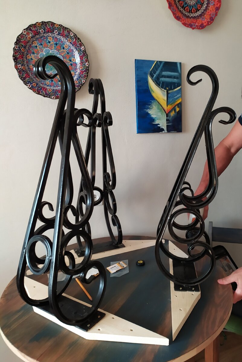 Одну из ножек сначала прикрутили наоборот))