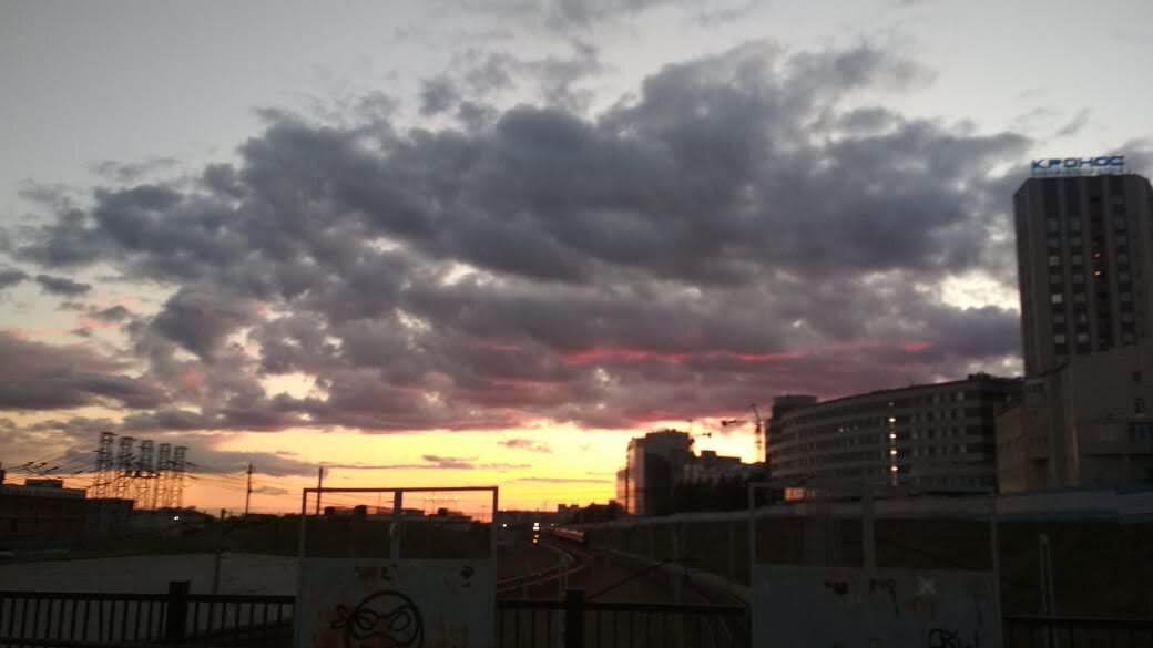 То ли закат то ли рассвет, на фоне Кроноса и зимние закаты из окна на дорогу. Январь 2017 г.