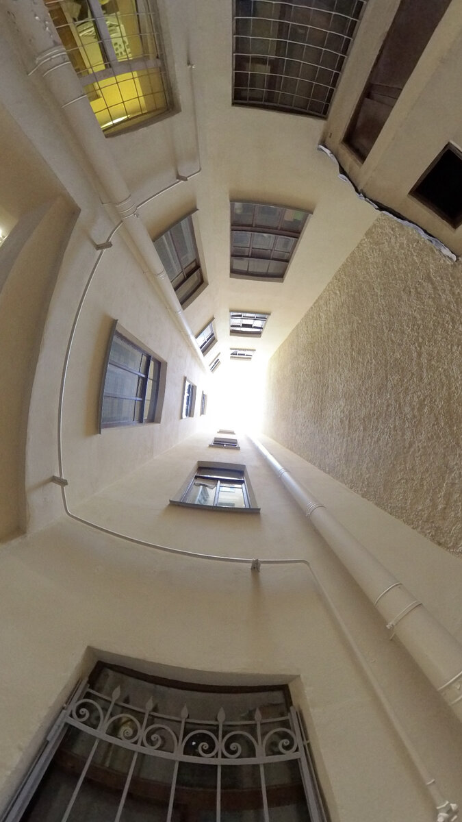 типичный двор колодец в СПб