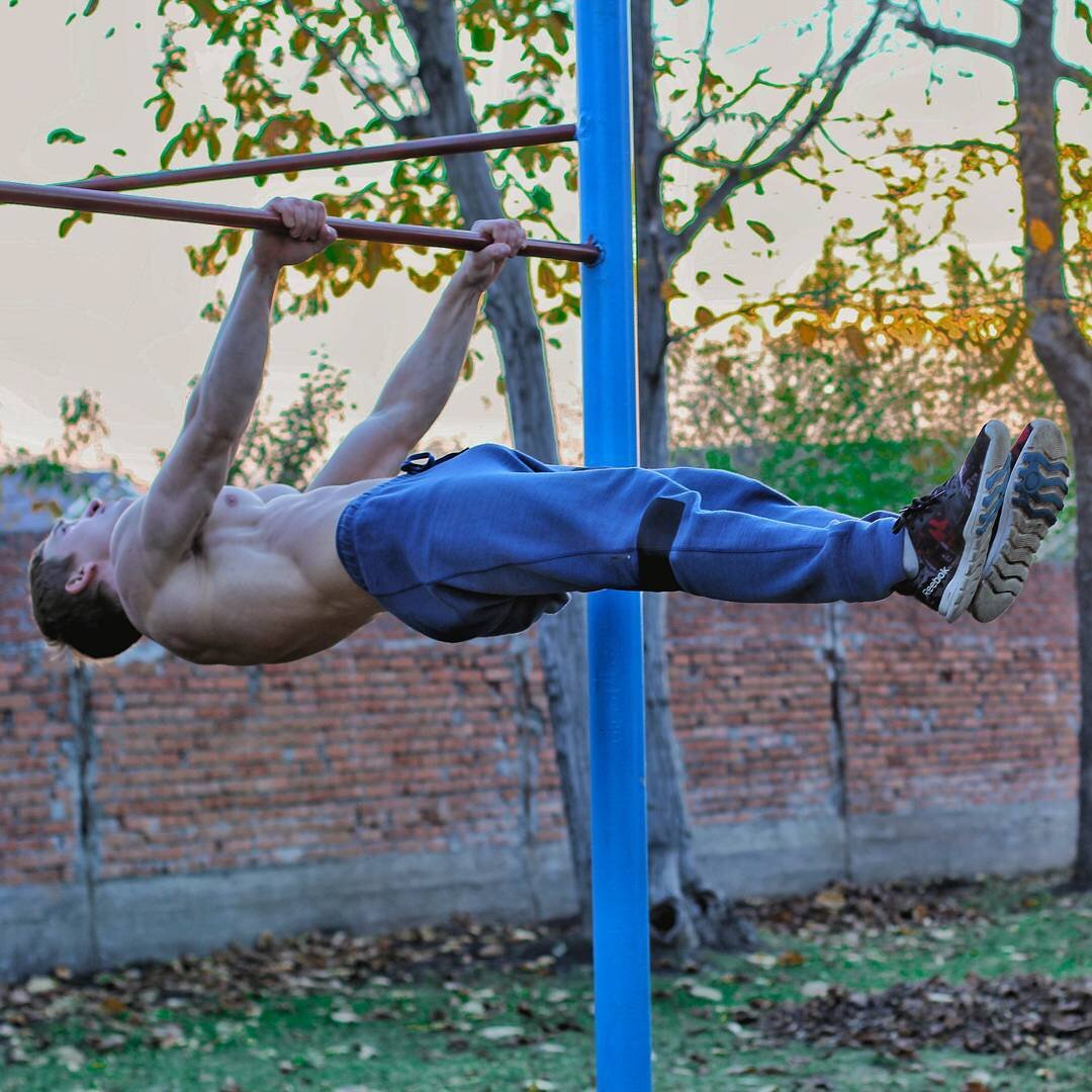 Горизонт (планш) на турнике. Джимбарр воркаут. Передний вис калистеника. Горизонт флажок передний вис. Фото воркаут на аву без лица.