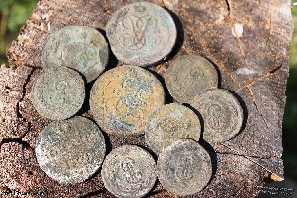 Кладоискатели сколько. Клад куфических дирхемов. Царские монеты находки. Монетный клад. Старинные монеты клад.