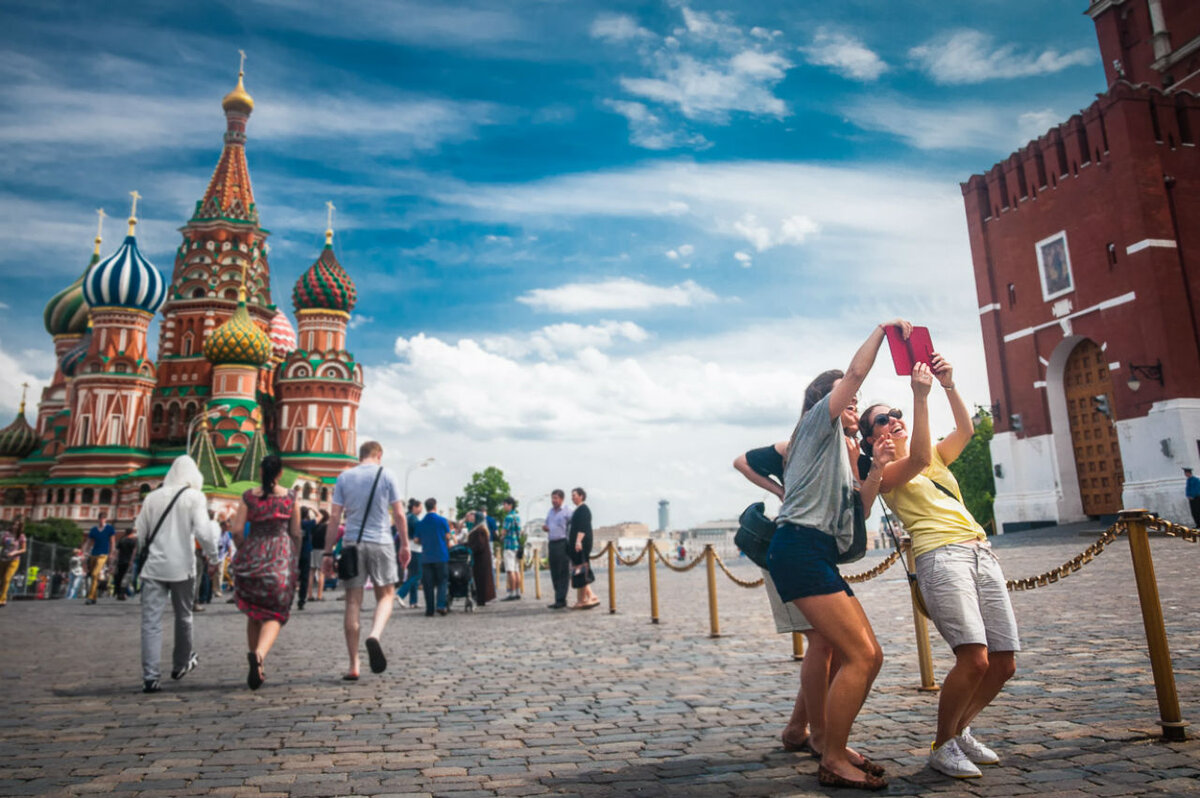 Сходить качество. Туристы в Москве. Туристы на красной площади. Туризм в Москве. Селфи на красной площади.