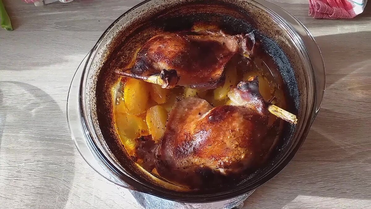 шикарное жаркое из гусиных ножек  Авторы Nina und Sergej TV включая фотографии,текст,видео просьба некрасть не то ни другое лучше спросите.