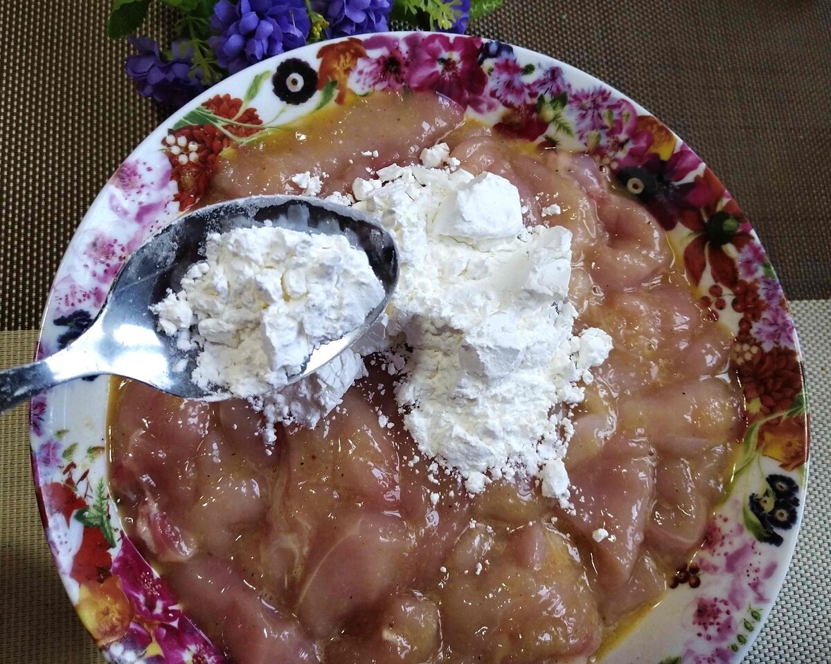 Куриное филе в яичной заливке. Куриное филе в яйце. Курица под взбитыми белками. Грудка в яйце. Куриную грудку заливаем яйцами.