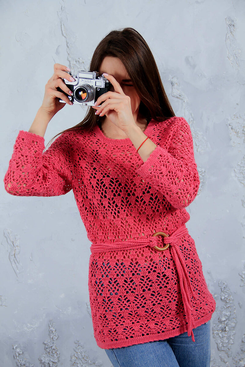 Улыбочку! На модели ажурный джемпер, связанный мной крючком.