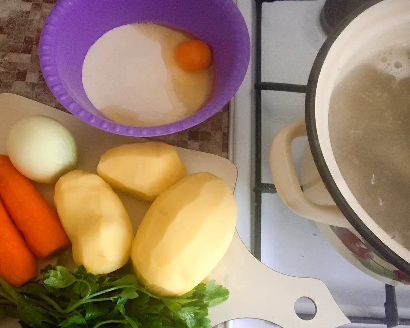 У меня бульон на свиных косточках, можно варить на любом - да хоть и просто на воде.