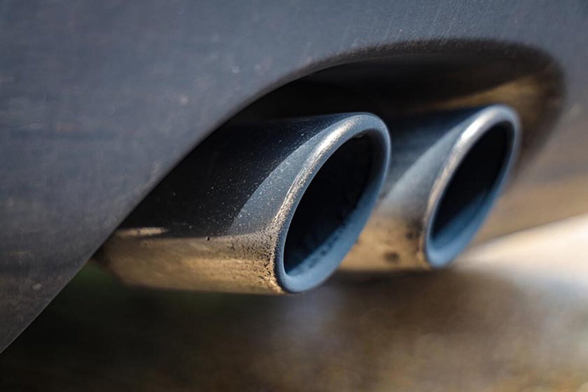 грязные насадки выхлопных труб