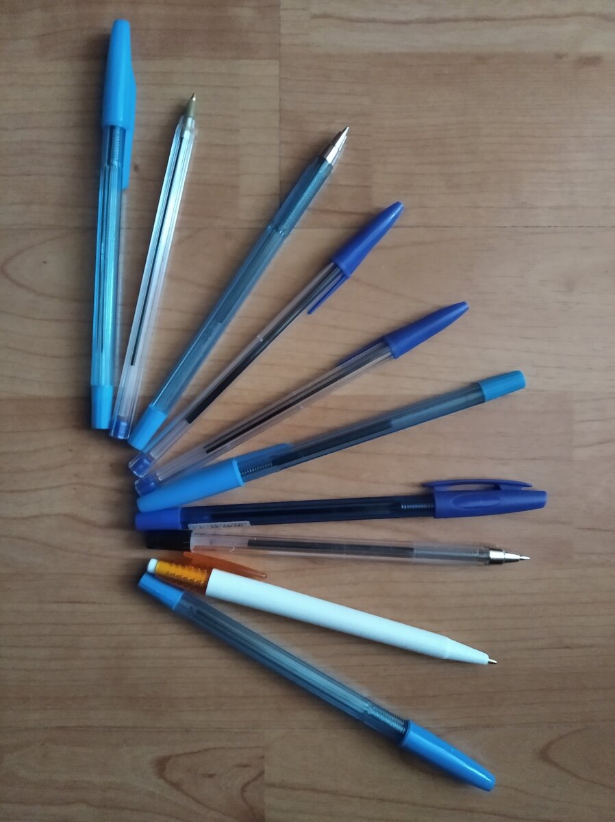 Много ручек чтобы писать много конспектов.