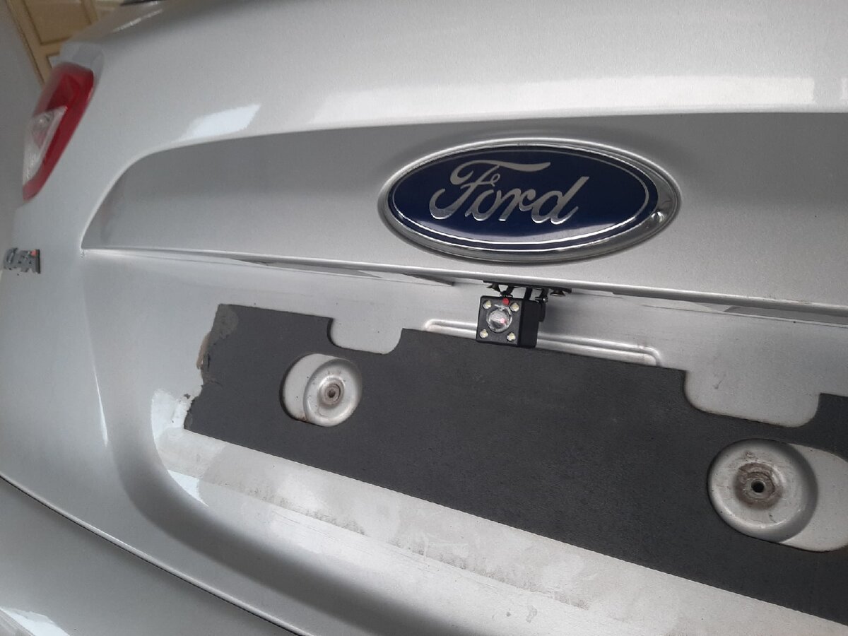 Подключение камеры заднего вида, в целом не плохая камера которая идет в комплекте!
Зеркало одевается на штатное зеркало заднего вида, и выполняет роль регистратора+ монитор под камеру заднего вида, в целом трудности подключения нет, единственное над чем пришлось по потеть, так это снятие бардачка, что бы вывести из под стойки провод, клиент доволен проделанной работой, советуем всем данное зеркало регистратор eplutus! 