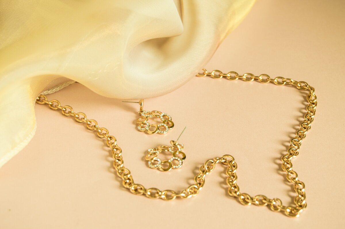 Золото во сне может символизировать трудности.