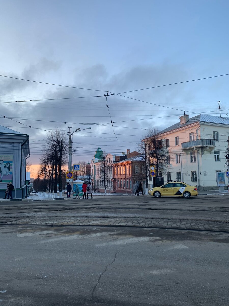 Ульяновск - эстетичный город, в которым живут простые люди. В данном городе я родился и не хочу переезжать. Не хочу переезжать из-за людей. Люди здесь живые. Они могут любить, все чувствуют. В городе много мест в которых можно побывать. На фотографиях я показал самые эстетичные места на мой взгляд.  