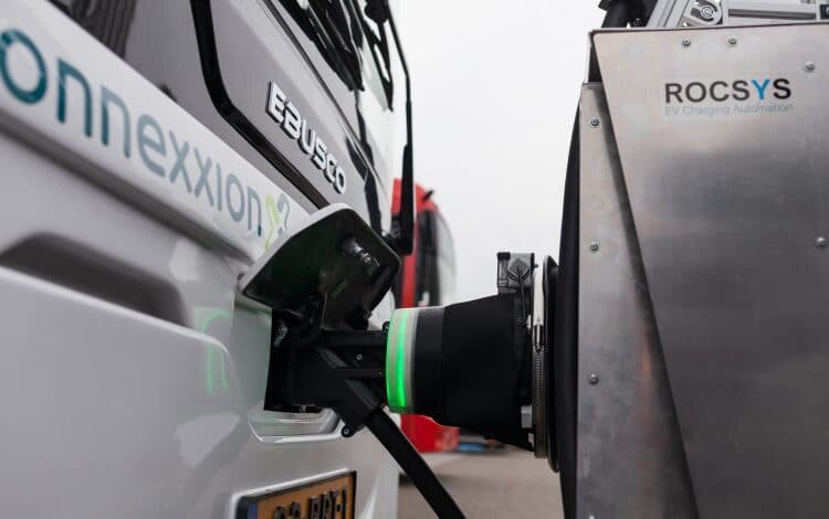 Ebusco и Rocsys представили робота для автономной зарядки электробусов