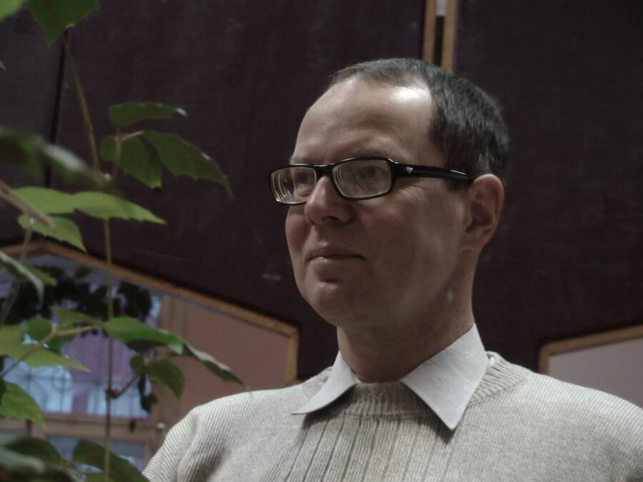 Результат. Даже не знаю что страшнее, мордашка или оправа. Хочется верить, что всему виной верхний свет.