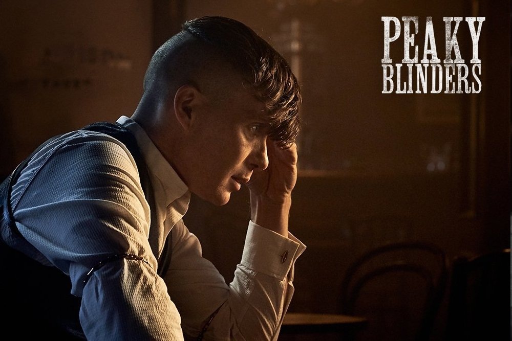 Британский сериал о криминальном мире Бирмингема 20-х годов прошлого века, в котором многолюдная семья Шелби стала одной из самых жестоких и влиятельных гангстерских банд послевоенного времени. Фирменным знаком группировки, промышлявшей грабежами и азартными играми, стали зашитые в козырьки лезвия. 8.4 IMDB