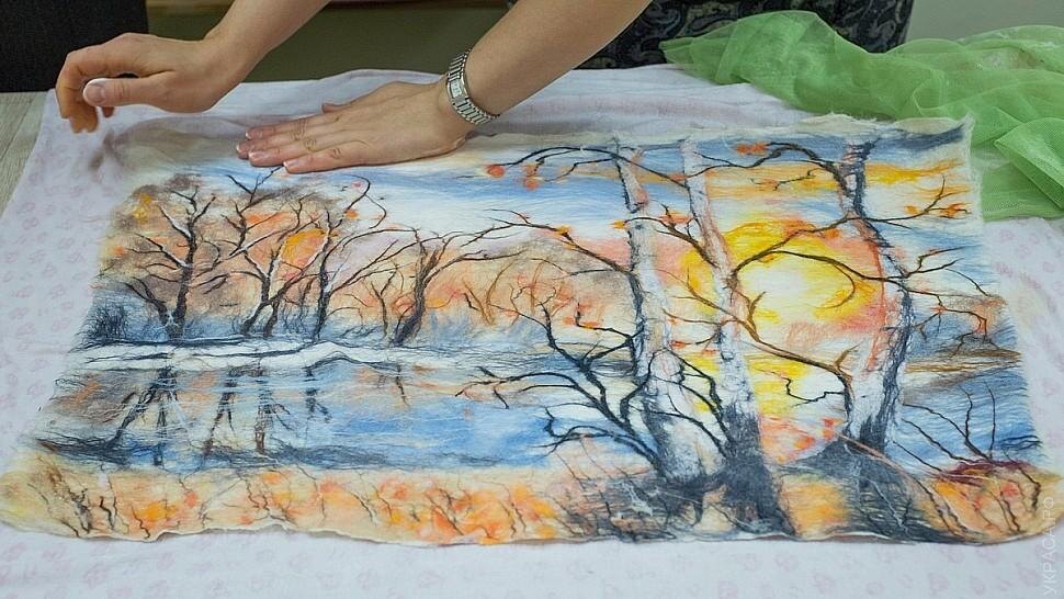 
Классическая техника мокрого валяния предусматривает использование мыла и горячей воды