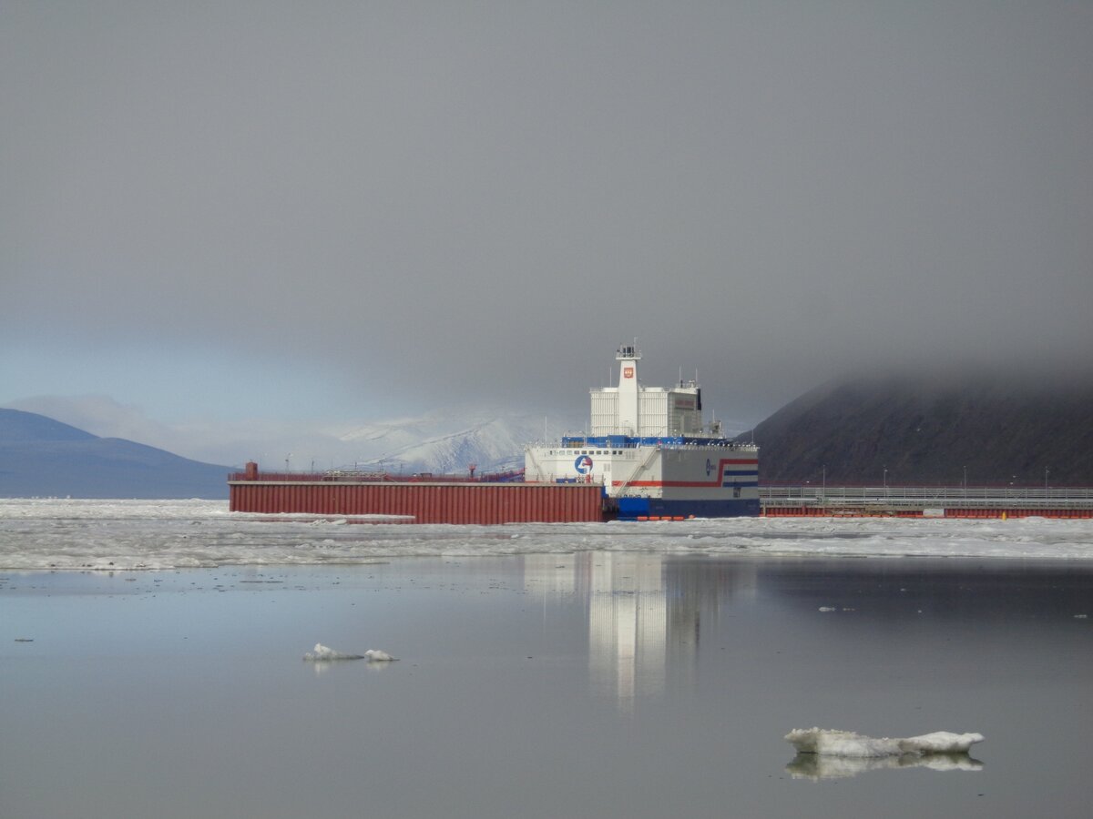 Плавучая атомная теплоэлектрическая станция (ПАТЭС) «Академик Ломоносов» у берега Чаунской губы Восточно-Сибирского моря в городе Певек. Фото Ф.А. Романенко, 2020