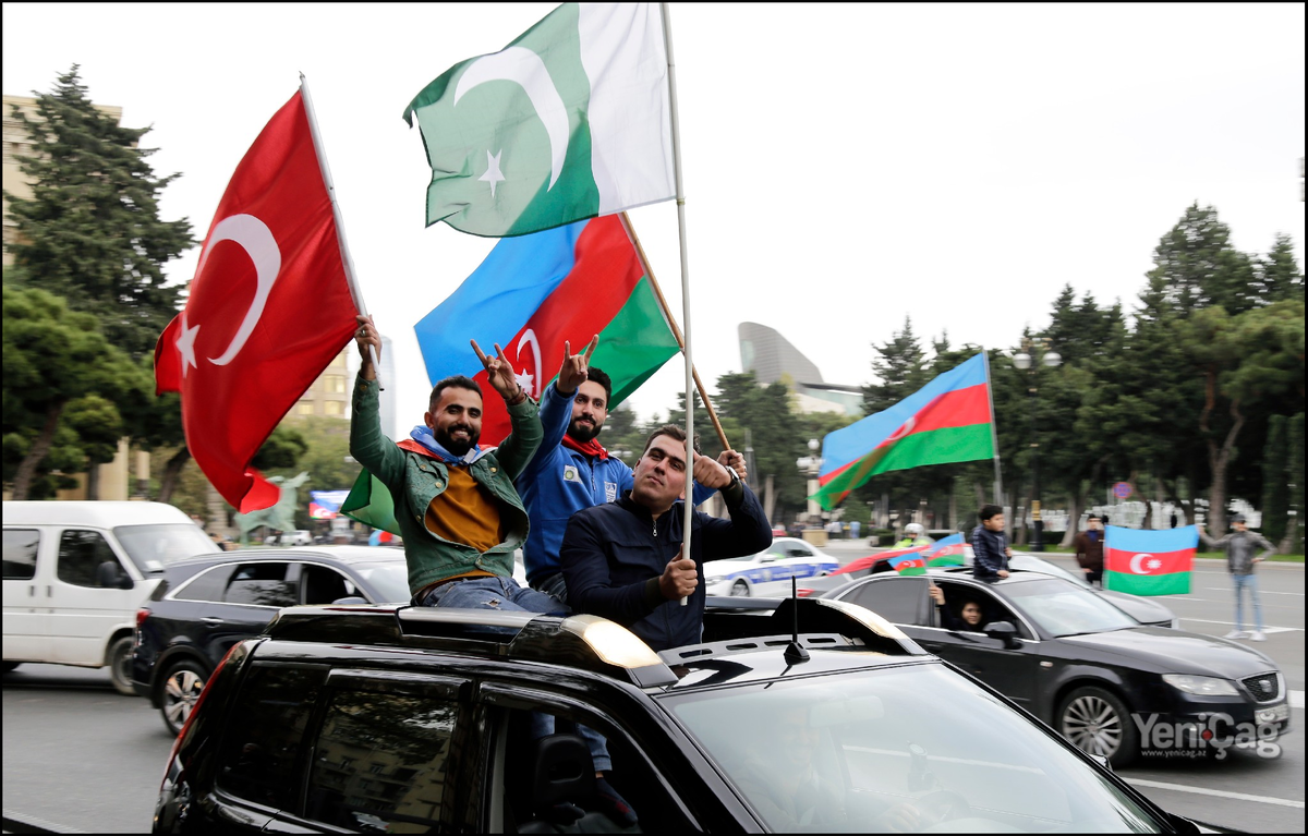 Азербайджанцы празднуют свой "День Победы" (изображение взято из открытых источников)