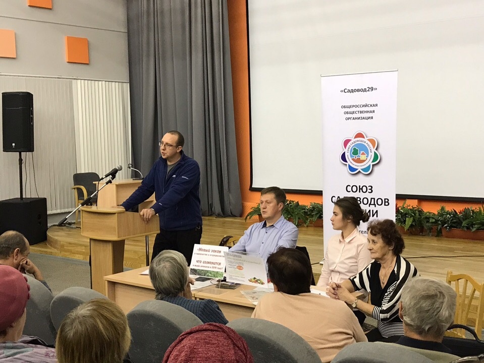 До карантина мы своими силами проводили ежемесячную бесплатную школу садоводов в областной библиотеке. Сейчас обращайтесь с вопросами сюда!