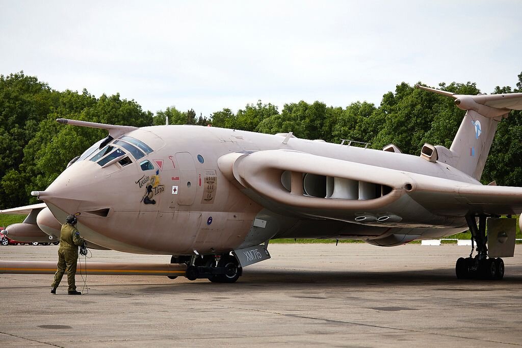 Британцы в те времена обожали интегрированные воздухозаборники, как впрочем и все остальные, но у них это получалось сделать всегда по-своему - "с изюменкой"