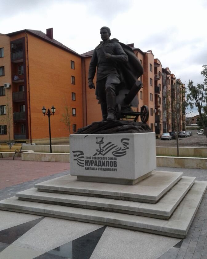 Памятник Ханпаше Нурадилову в Грозном.  Фото: wikipedia.org