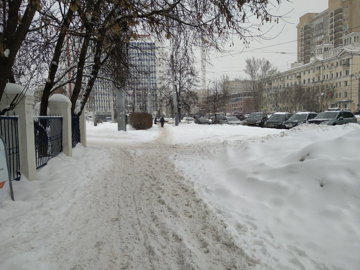 старая фотка занесённого снегом города. за окном снова снег) и зиму, вроде бы, обещают многоснежной) эх)